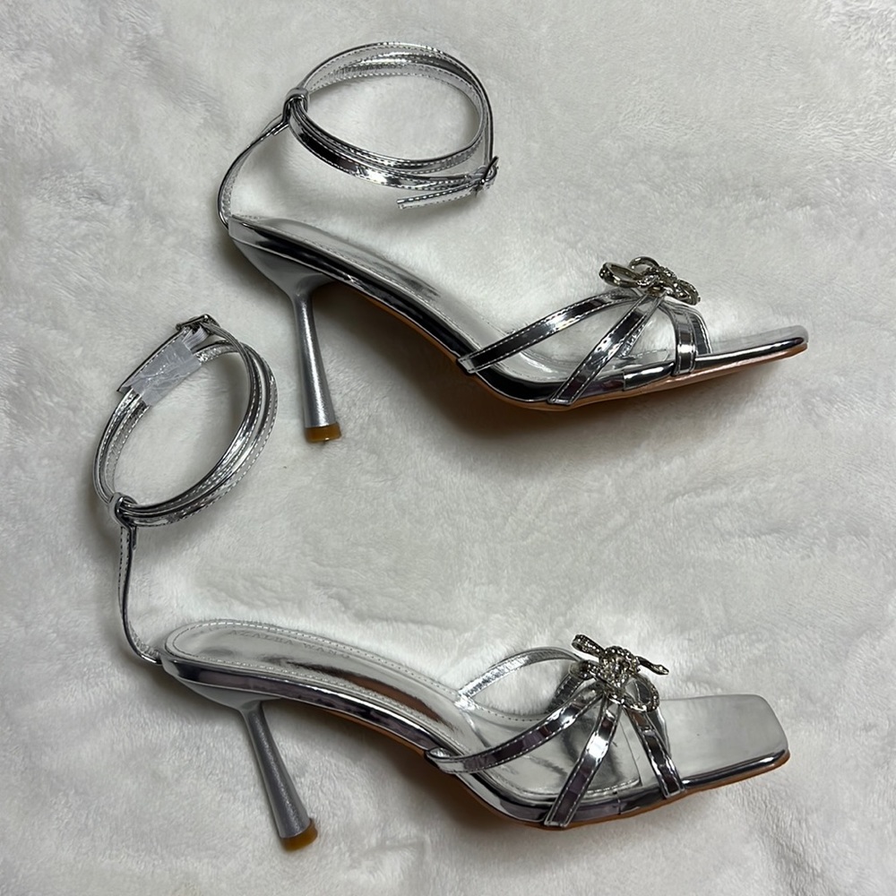 👡NWOT Silver Strappy Ribbon Stilleto Sandals - Picture 3 of 8